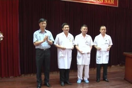 Lãnh đạo CATP Hà Nội thăm hỏi tặng quà các y, bác sĩ bệnh viện Phụ sản Hà Nội quên mình cứu bệnh nhân