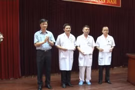 Lãnh đạo CATP Hà Nội thăm hỏi tặng quà các y, bác sĩ bệnh viện Phụ sản Hà Nội quên mình cứu bệnh nhân