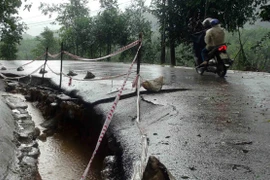 Mưa lớn, thủy điện dồn dập xả lũ, miền Trung lại ngập