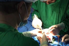 Nam thanh niên "gãy súng" vì muốn… thử tư thế mới lạ cùng bạn gái