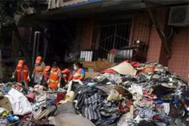 Tích trữ 4 tấn rác trong nhà