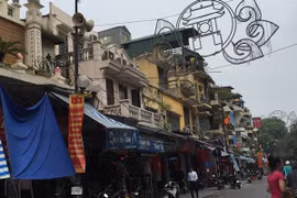 Thay thế mái hiên di động trên trục phố cổ, quận Hoàn Kiếm: Cần thiết nhưng phải tránh lãng phí