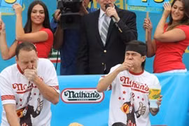 Ăn hết 62 chiếc bánh mì kẹp xúc xích trong 10 phút