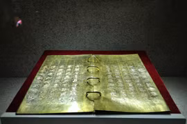 Chiêm ngưỡng những cuốn sách bằng vàng hiếm có