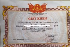Hủy giấy "khen từng mặt" và xin lỗi phụ huynh