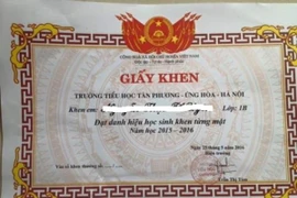 Hủy giấy "khen từng mặt" và xin lỗi phụ huynh