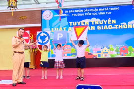 Cán bộ, chiến sĩ Phòng Cảnh sát giao thông CATP Hà Nội đã đồng loạt tổ chức tuyên truyền cho học sinh các cấp tại địa bàn các quận Đống Đa, Hai Bà Trưng, Long Biên, Cầu Giấy, Hoàng Mai, Thanh Trì... Ảnh: Lam Thanh 