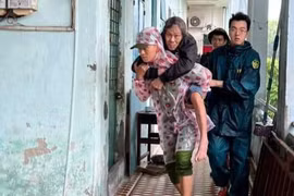 Công an các tỉnh miền Trung căng mình giúp dân ứng phó siêu bão Noru