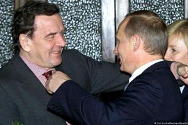 Thủ tướng Đức kêu gọi người tiền nhiệm Gerhard Schröder từ chức tại các công ty Nga 