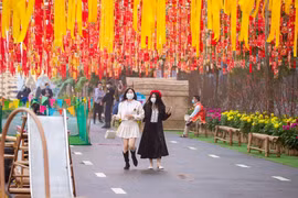 Người Hà Nội du xuân vui tươi, bình an