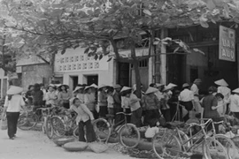 Cảnh xếp hàng ở cửa hàng mậu dịch thời bao cấp