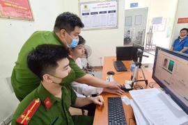 Công an Hà Nội đang tập trung tối đa lực lượng lượng để cấp căn cước công dân cũng như xác thực định danh điện tử phục vụ các tiện ích của Đề án 06