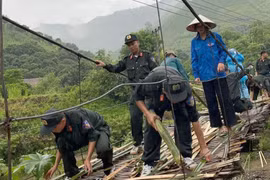 Luôn kề vai sát cánh giúp đỡ người dân 