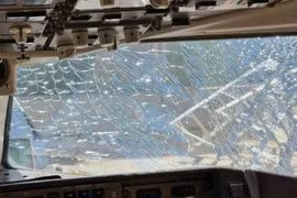 Máy bay của hãng Delta hạ cánh khẩn cấp vì nứt kính buồng lái 