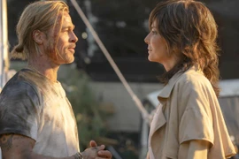Xem Brad Pitt tái xuất cùng Sandra Bullock trong “Sát thủ đối đầu” 