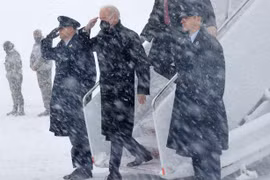 Tổng thống Mỹ Joe Biden mắc kẹt trên Không lực Một vì bão tuyết 