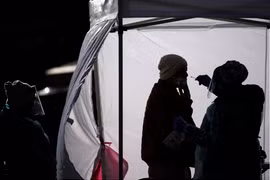 Chuyên gia nêu lý do cần phải tránh việc “chủ động” lây nhiễm Covid-19 