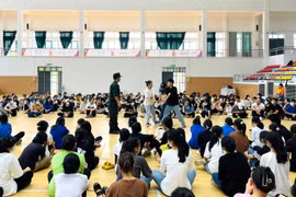 Cảnh sát cơ động nhiệt tình giúp bạn trẻ kỹ năng tự vệ 
