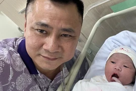 NSND Tự Long lên chức bố ở tuổi 48 