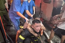 Chiến sĩ Cảnh sát phòng cháy chữa cháy của Công an quận Hoàn Kiếm, Hà Nội, bất chấp hiểm nguy, dũng cảm lao vào “biển lửa” tìm kiếm, cõng người dân bị nạn ra ngoài an toàn khi cứu hộ, cứu nạn tại ngôi nhà 5 tầng trên phố Phúc Tân, quận Hoàn Kiếm