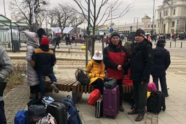 Cán bộ Đại sứ quán Việt Nam tại Thủ đô Kiev hỗ trợ bà con người Việt đi sơ tán