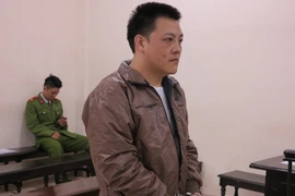 Vứt bỏ xe máy cùng 20 bánh heroin chạy ra cánh đồng