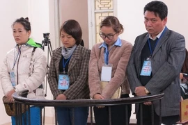 Gắn "mác" doanh nhân cho những người trốn ra nước ngoài