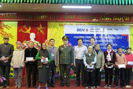 Báo An ninh Thủ đô mang Tết ấm áp đến với dân nghèo Thạch Thất