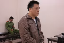 Vứt bỏ xe máy cùng 20 bánh heroin chạy ra cánh đồng