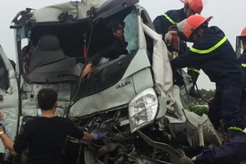 Hà Nội: Xem cứu lái xe mắc kẹt trong cabin ôtô sau vụ tai nạn