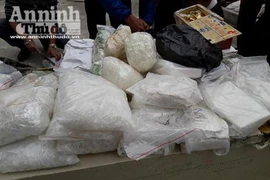 Cận cảnh đốt hàng chục cân ma túy "đá" 