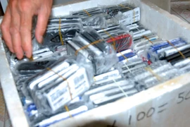 Phát hiện nhiều điện thoại nhập lậu