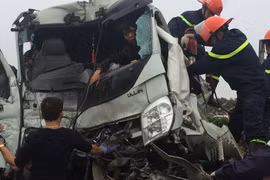 Hà Nội: Xem cứu lái xe mắc kẹt trong cabin ôtô sau vụ tai nạn