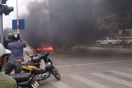  Cháy xe ô tô 4 chỗ, 3 người thoát ra an toàn