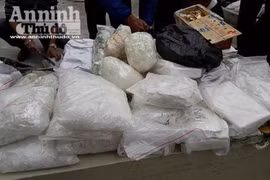 Cận cảnh đốt hàng chục cân ma túy "đá" 