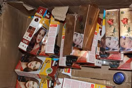 Phát hiện xe ô tô chở dầu gội đầu nhập lậu ​