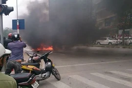  Cháy xe ô tô 4 chỗ, 3 người thoát ra an toàn