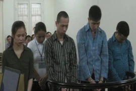 Nữ nhân viên ngân hàng táo tợn và nhóm lưu manh không vừa