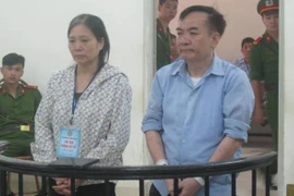 Cặp vợ chồng "tung hứng" để chiếm hàng chục tỷ đồng