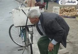 Ông lão lưng còng uất nghẹn đứa con trai trước vành móng ngựa