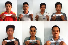 Thất nghiệp, thanh niên rủ nhau xóc đĩa kiếm tiền… qua ngày