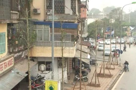 Trồng mới cây xanh tạo nên những tuyến phố văn minh