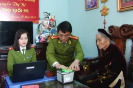 Làm CMND cho mẹ Việt Nam Anh hùng ở quận Tây Hồ