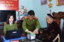 Làm CMND cho mẹ Việt Nam Anh hùng ở quận Tây Hồ