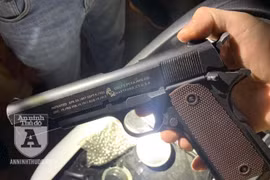 Phát hiện đối tượng thủ súng bắn bi sắt lang thang đi chơi Tết