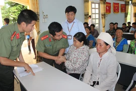 Biết ơn người trưởng bản có công cứu sống 162 người thoát chết