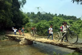 Tân Hoàng Minh chung tay xây cầu tràn vượt suối cho người dân Bắc Kạn