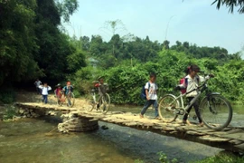 Tân Hoàng Minh chung tay xây cầu tràn vượt suối cho người dân Bắc Kạn