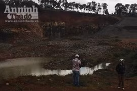 Rơi xuống hố nổ mìn khai thác đá, 3 em nhỏ đuối nước thương tâm