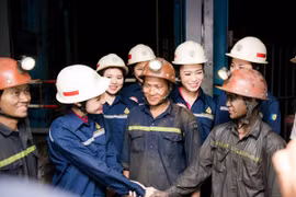 Mặc muội than, bụi khói, thí sinh Hoa hậu Việt Nam vẫn rạng rỡ trò chuyện cùng công nhân mỏ